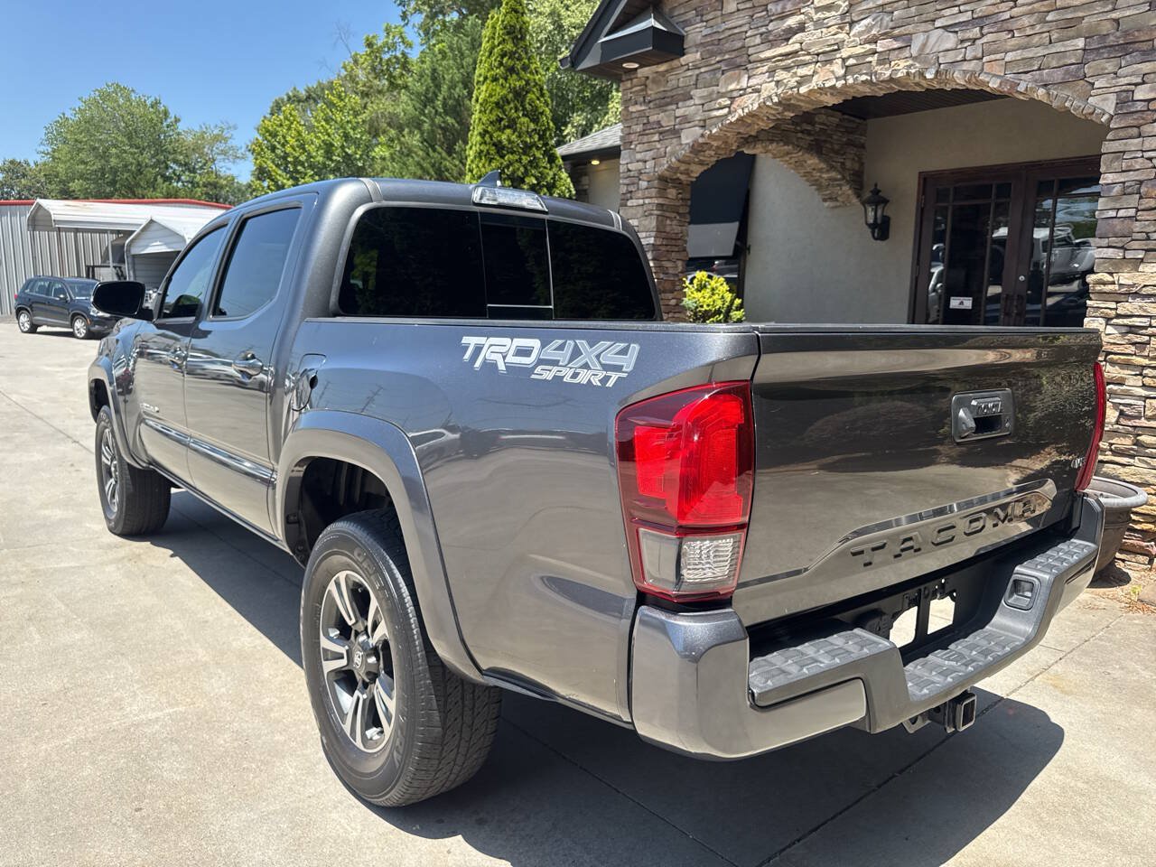 Used 2019 Toyota Tacoma TRD Sport AWD/4WD image 3