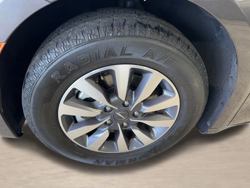 Used 2023 Chrysler Pacifica Touring-L image 10