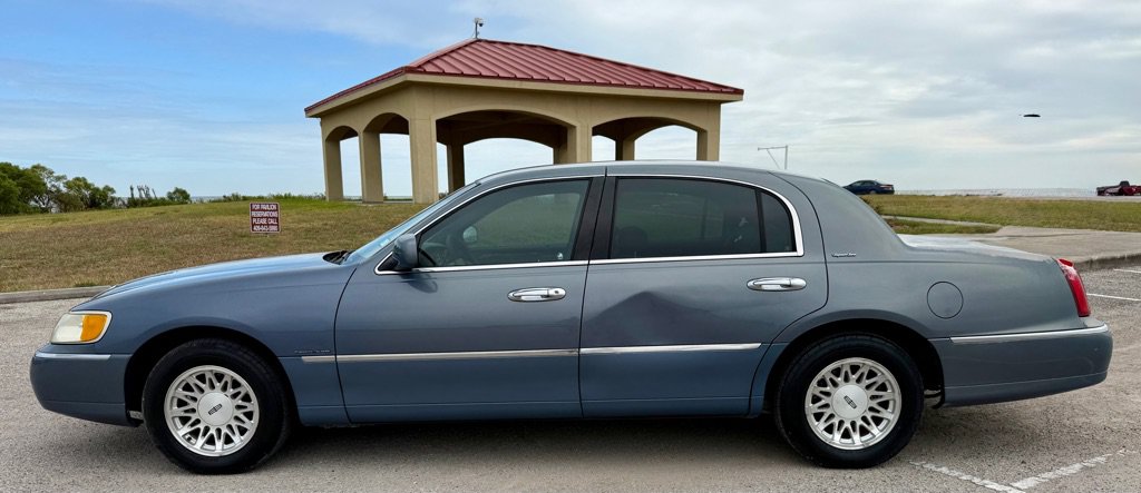 Used 1999 Lincoln Town Car Signature RWD image 8