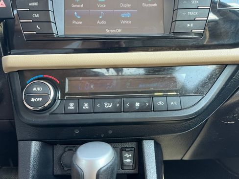 Used 2015 Toyota Corolla LE FWD image 17