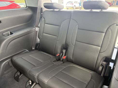 Used 2023 GMC Acadia SLT w/ Preferred Package image 8