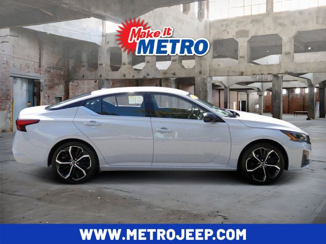Used 2024 Nissan Altima 2.5 SR FWD image 1
