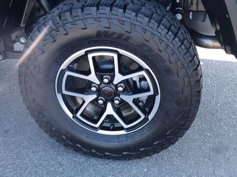 Used 2025 Jeep Gladiator Rubicon w/ Convenience Group AWD/4WD image 13