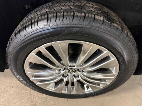 Certified 2023 Toyota Venza XLE AWD/4WD image 9