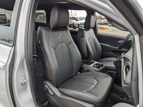 Certified 2026 Chrysler Pacifica Select w/ S Appearance Package image 48