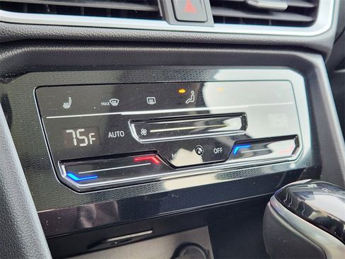 Used 2025 Volkswagen Taos SE image 12