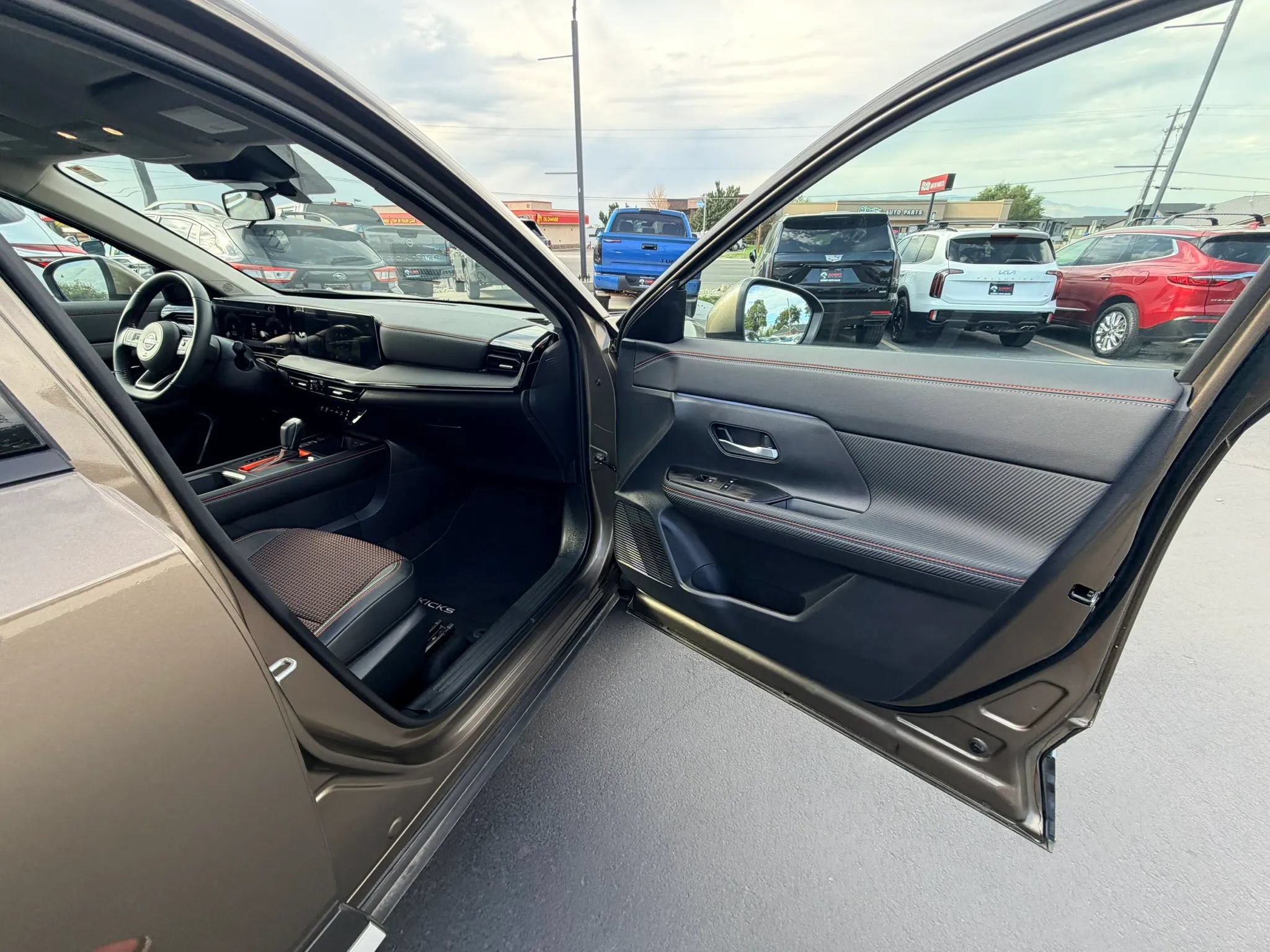 Used 2025 Nissan Kicks SR AWD/4WD image 23