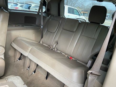 Used 2016 Chrysler Town & Country Touring image 19