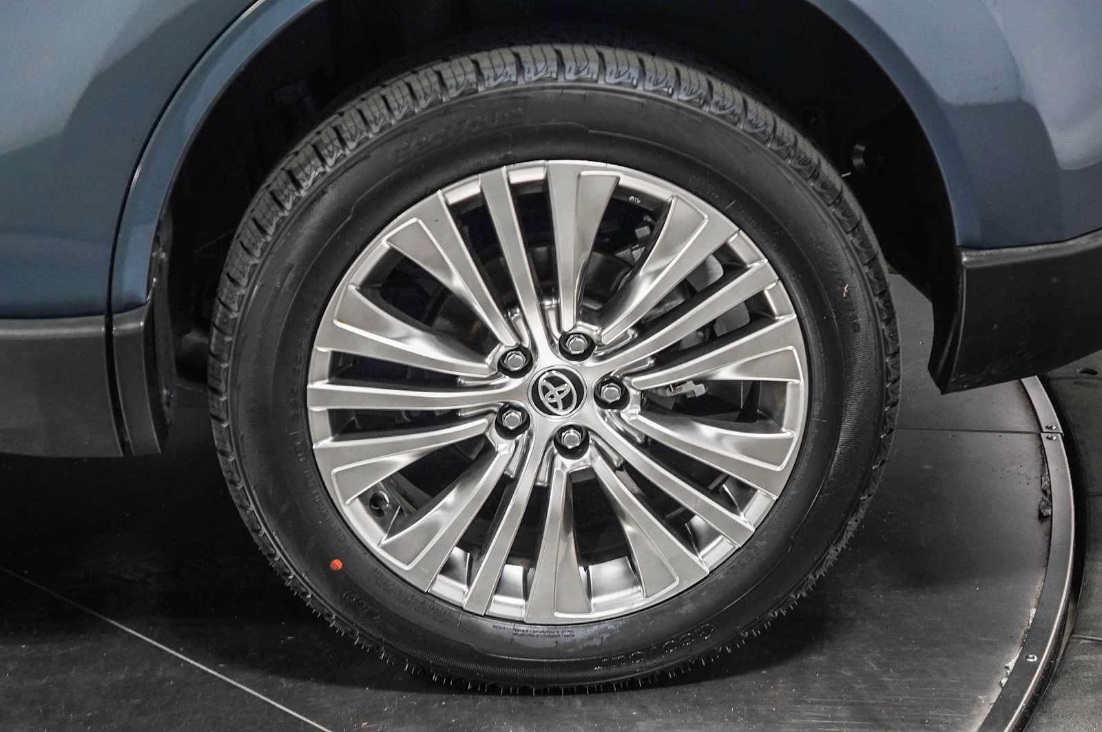 Certified 2023 Toyota Venza XLE AWD/4WD image 11