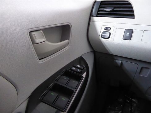 Used 2013 Toyota Sienna L image 13