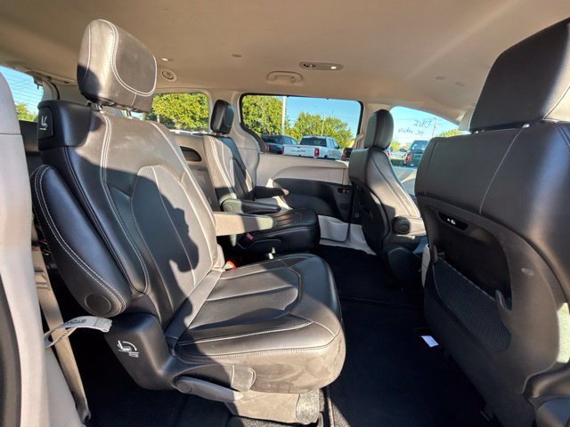 Used 2024 Chrysler Pacifica Touring-L FWD image 12
