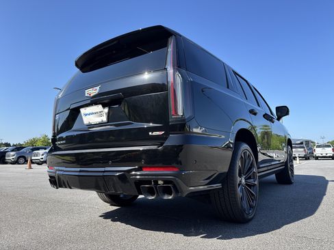 Used 2025 Cadillac Escalade V AWD/4WD image 10