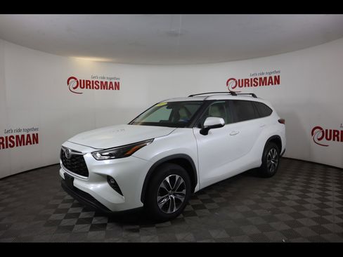 Used 2023 Toyota Highlander XLE image 4