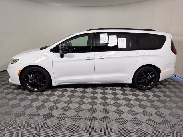 Used 2025 Chrysler Pacifica Limited FWD image 3