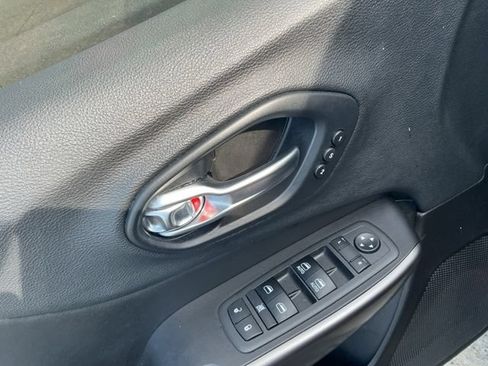 Used 2019 Jeep Cherokee Limited FWD image 14