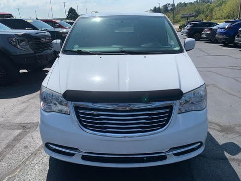 Used 2013 Chrysler Town & Country Touring FWD image 7