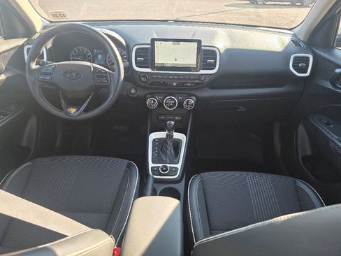 Used 2022 Hyundai Venue Limited image 2