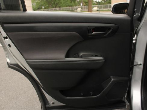 Used 2022 Toyota Highlander L AWD/4WD image 21