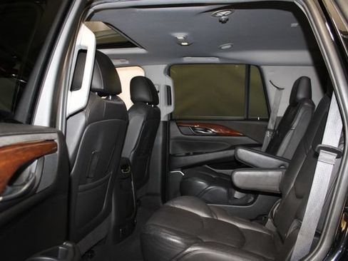 Used 2019 Cadillac Escalade Luxury AWD/4WD image 9