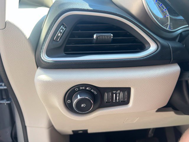 Used 2020 Chrysler Pacifica Touring-L FWD image 12