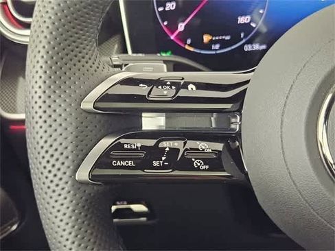 Used 2025 Mercedes-Benz GLC 350e 4MATIC image 25