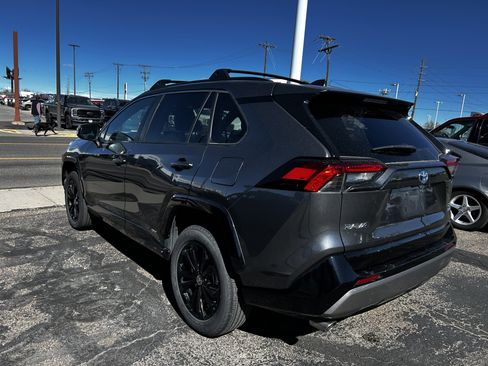 Used 2022 Toyota RAV4 SE w/ Convenience Package image 3