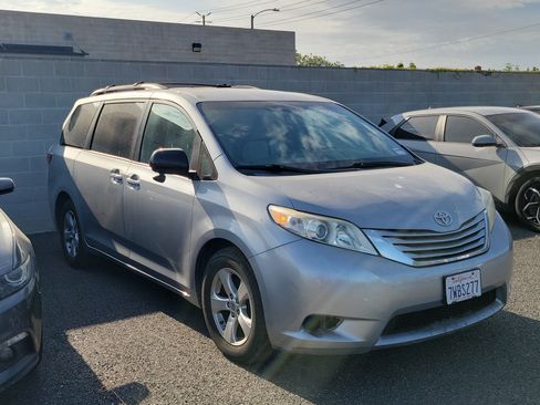 Used 2017 Toyota Sienna LE FWD image 3
