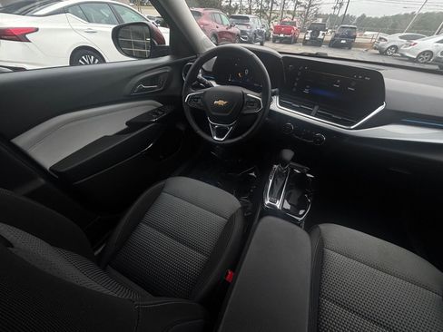 Used 2025 Chevrolet Trax LT w/ LT Convenience Package image 34