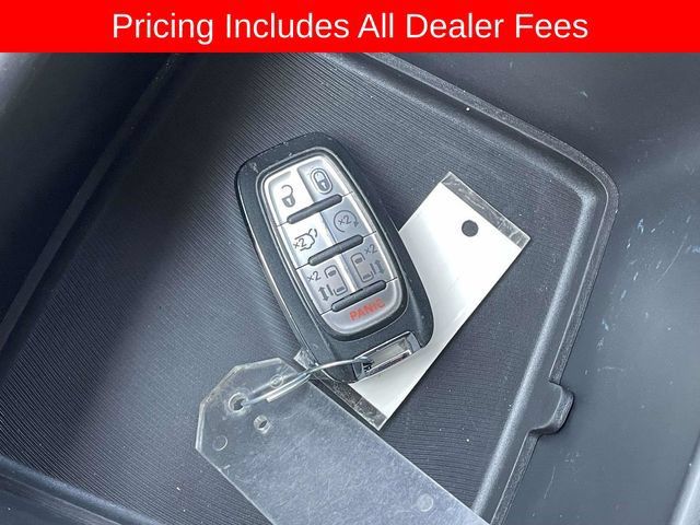 Used 2025 Chrysler Pacifica Select FWD image 36