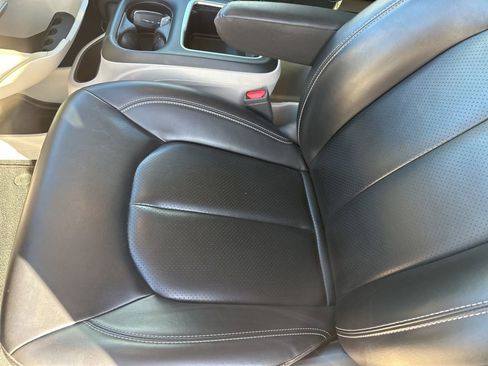 Used 2023 Chrysler Pacifica Touring-L image 4