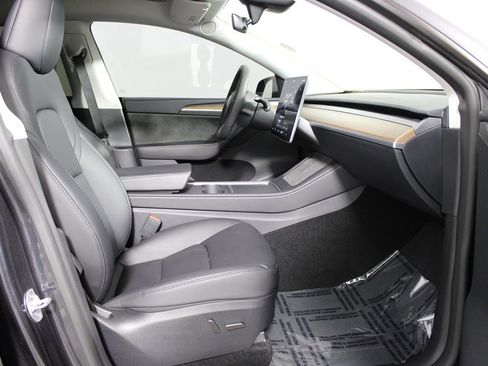 Used 2024 Tesla Model Y 2WD image 10