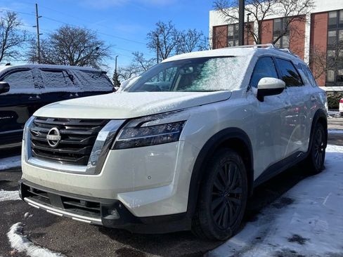 Used 2022 Nissan Pathfinder SL w/ SL Premium Package image 2