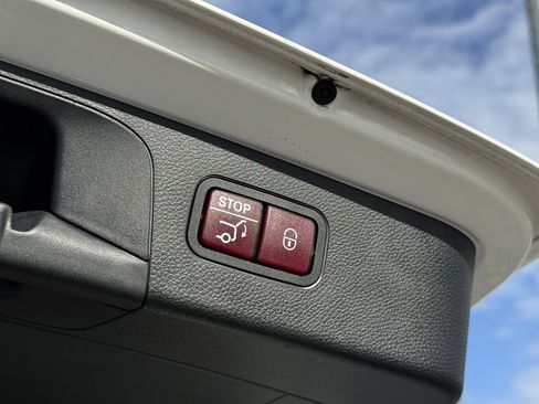 Used 2018 Mercedes-Benz GLC 300 w/ Premium Package image 38