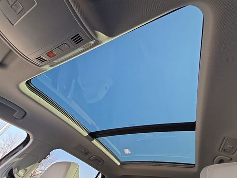 Used 2023 Volkswagen Tiguan SE w/ Panoramic Sunroof Package image 29