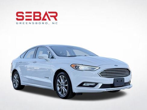 Used 2017 Ford Fusion SE w/ Equipment Group 602A FWD image 3