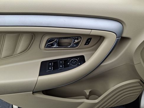 Used 2017 Ford Taurus SE FWD image 10