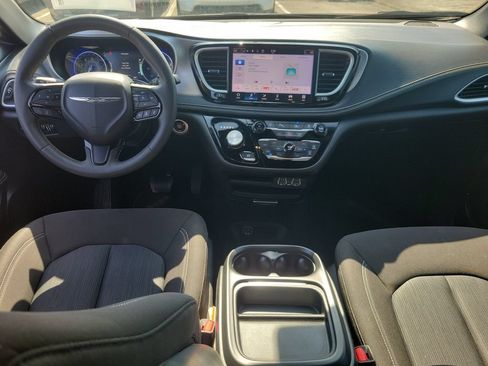 Used 2024 Chrysler Pacifica Touring FWD image 10