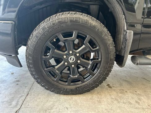 Used 2018 Nissan Titan SV w/ SV Convenience Package AWD/4WD image 14