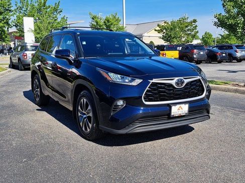 Used 2020 Toyota Highlander XLE AWD/4WD image 5