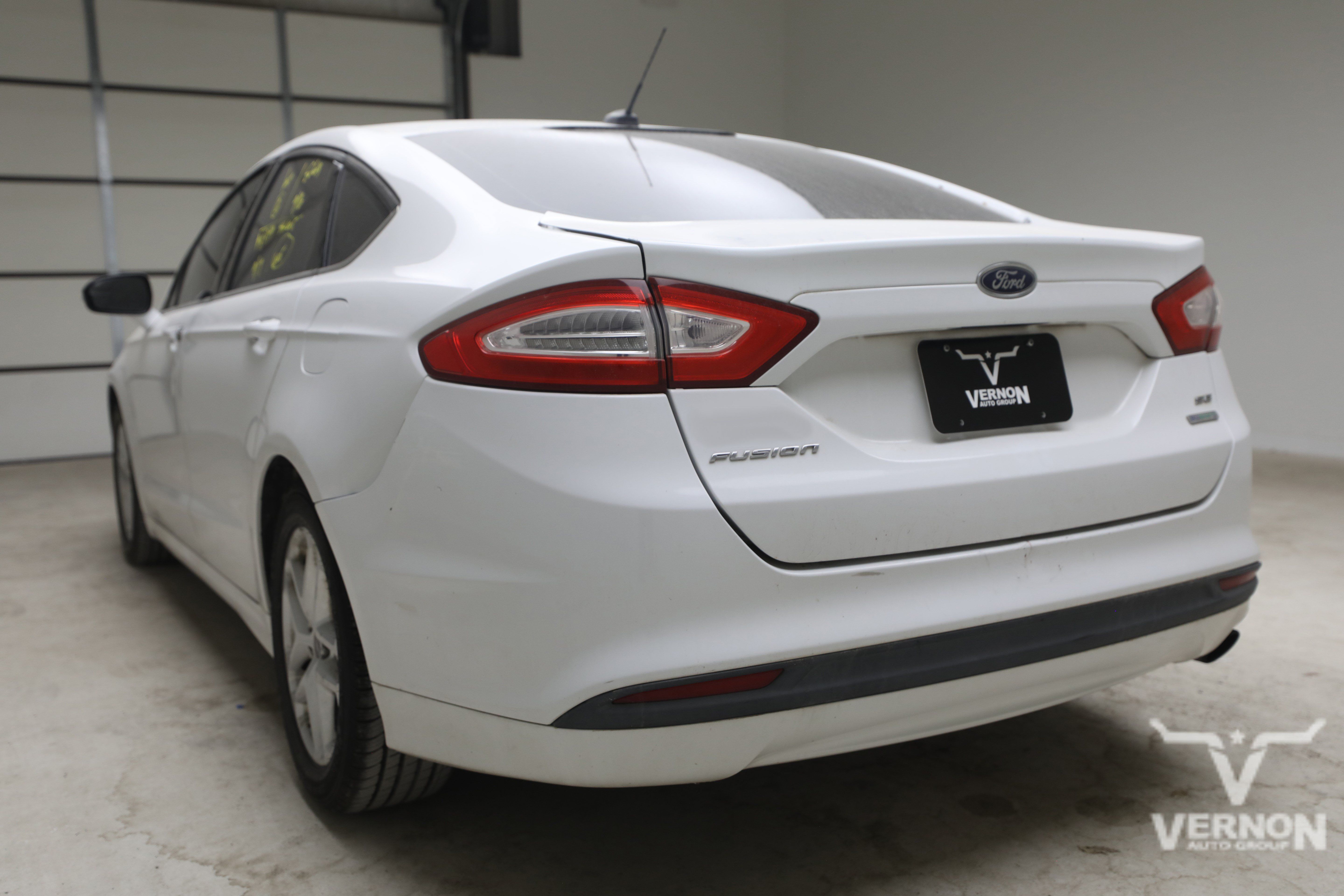 Used 2014 Ford Fusion SE FWD image 2