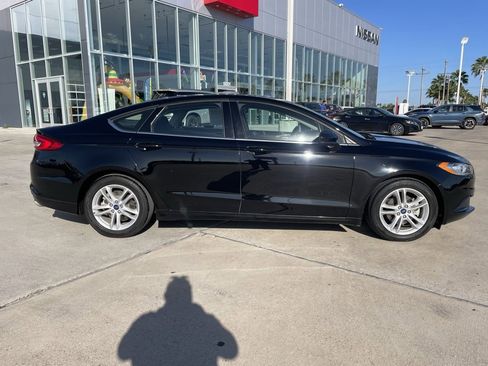 Used 2018 Ford Fusion SE w/ Fusion SE Technology Package image 2