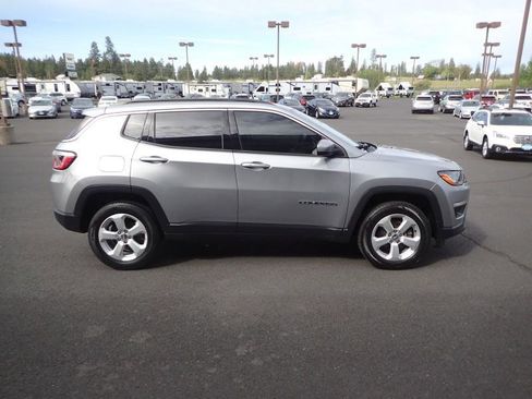 Used 2018 Jeep Compass Latitude w/ Popular Equipment Group image 5