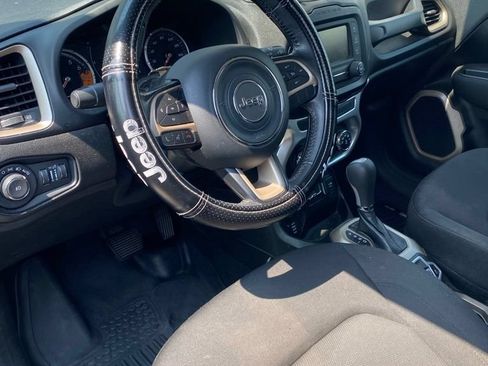 Used 2017 Jeep Renegade Latitude AWD/4WD image 14