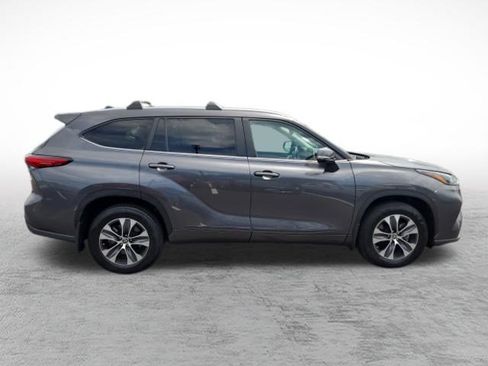 Used 2023 Toyota Highlander XLE AWD/4WD image 4