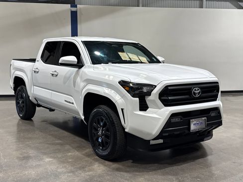 Used 2025 Toyota Tacoma SR5 AWD/4WD image 4