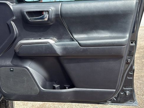 Used 2021 Toyota Tacoma Limited image 27