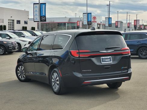 Used 2023 Chrysler Pacifica Touring-L image 7
