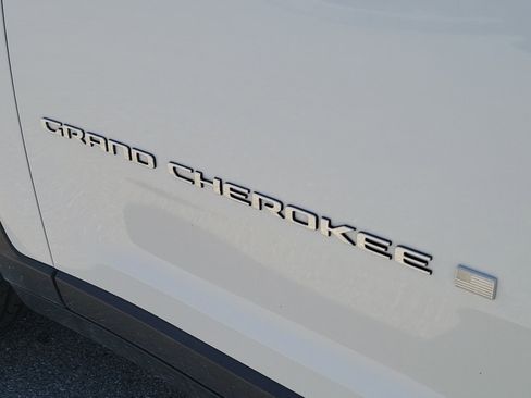 Used 2023 Jeep Grand Cherokee L Laredo image 8