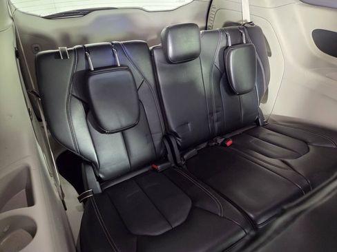 Certified 2024 Chrysler Pacifica Touring-L image 29