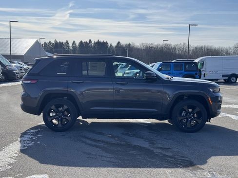 New 2025 Jeep Grand Cherokee Altitude image 2